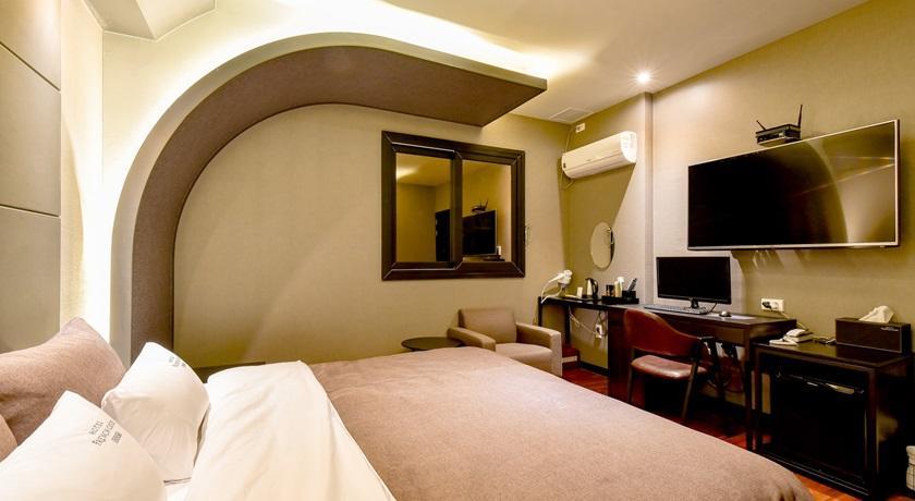 French Code Hotel Changwon Exteriör bild