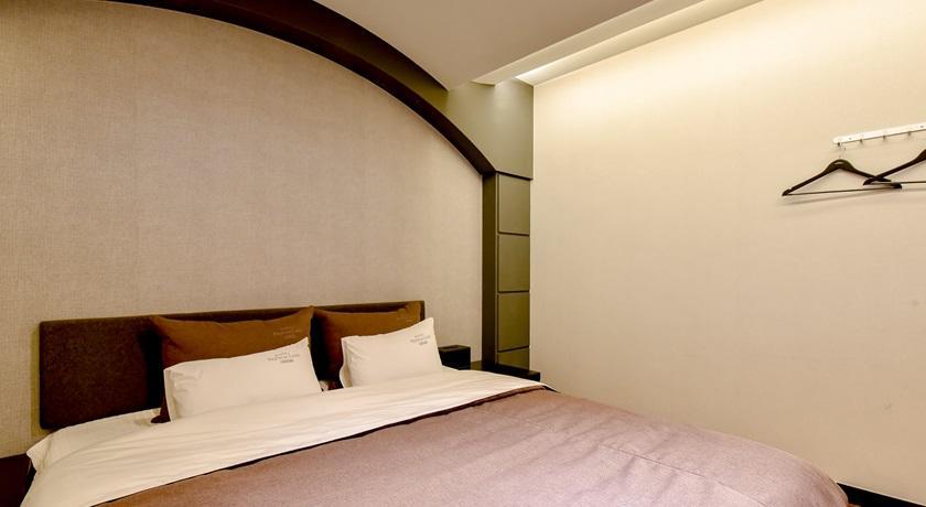 French Code Hotel Changwon Exteriör bild