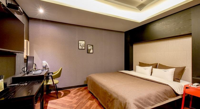 French Code Hotel Changwon Exteriör bild