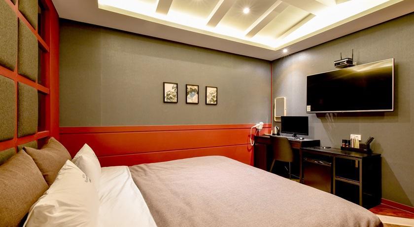 French Code Hotel Changwon Exteriör bild