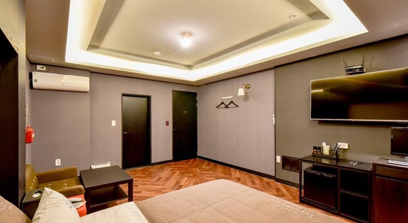 French Code Hotel Changwon Exteriör bild