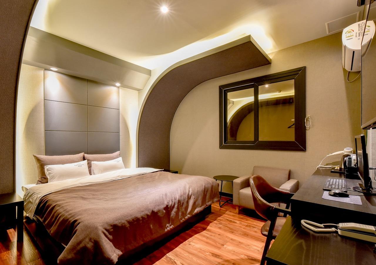 French Code Hotel Changwon Exteriör bild