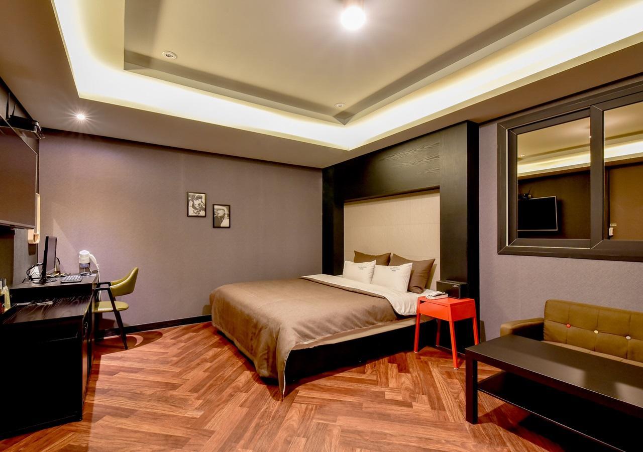 French Code Hotel Changwon Exteriör bild