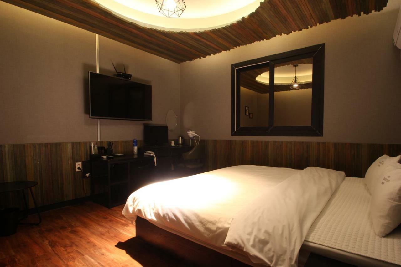 French Code Hotel Changwon Exteriör bild