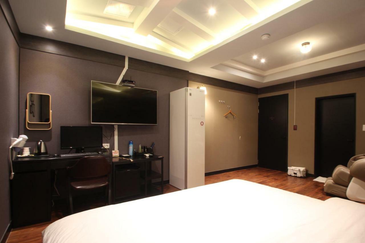 French Code Hotel Changwon Exteriör bild