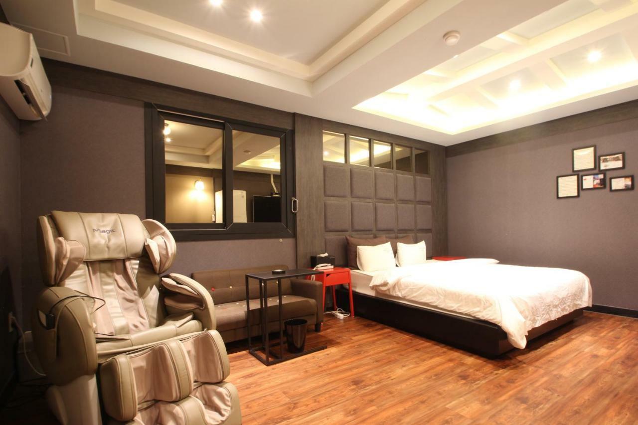 French Code Hotel Changwon Exteriör bild