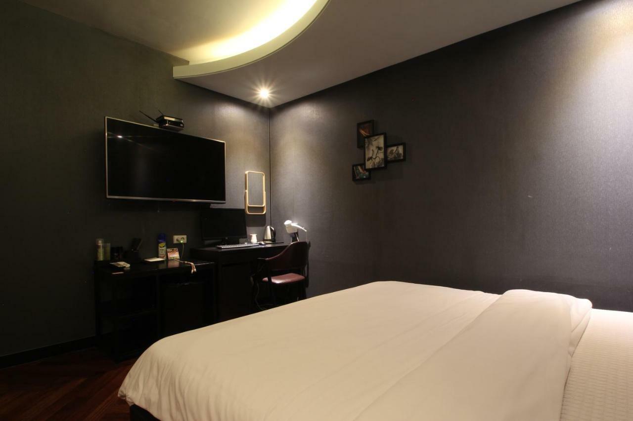 French Code Hotel Changwon Exteriör bild