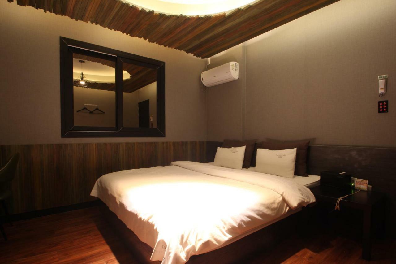 French Code Hotel Changwon Exteriör bild