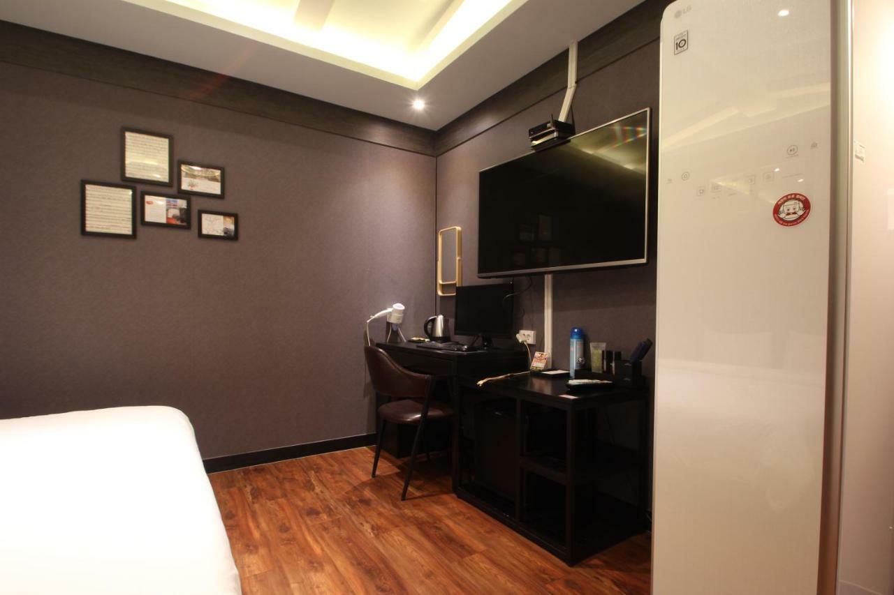 French Code Hotel Changwon Exteriör bild